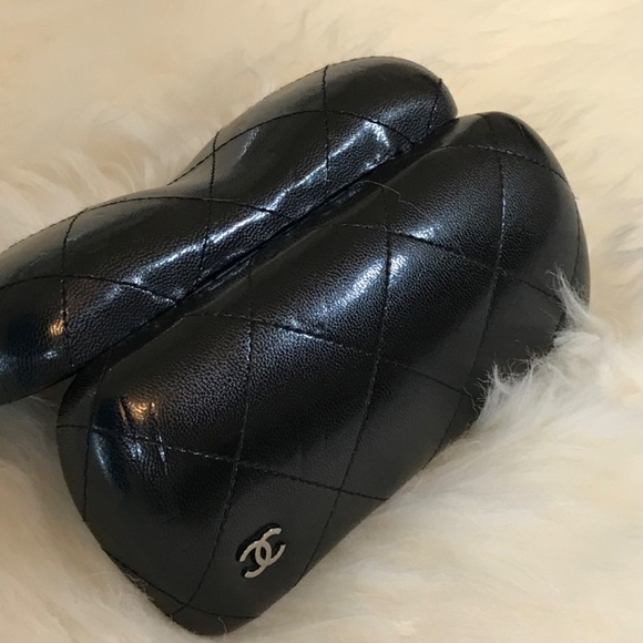 CHANEL Black Quilted 100% Leather Sunglass Case With Silver Logo - Picture 14 of 16